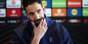 星空体育下载-阿莫林：弗格森执教曼联花三四年才赢得冠军，但现在压力完全不同