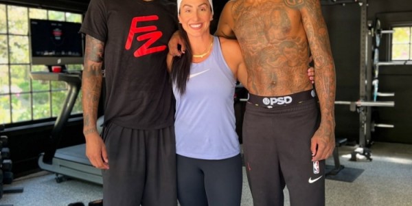 星空体育APP-杰伦-格林挑战高难度力量训练 健身教练分享单腿提举杠铃核心展示