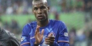 邮报：切尔西待售球员多达10名，蓝军计划先卖人再买西蒙斯