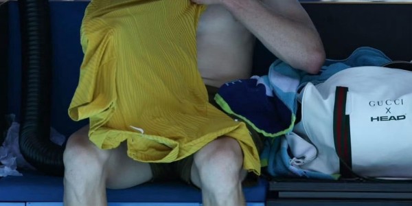 丝袜晋级称不看签表，瓦林卡挥别澳网，辛纳暂停逆转引一片骂声